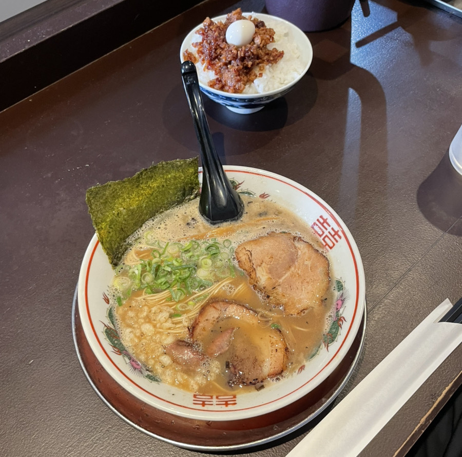 博多らーめん しんのとんこつ味噌ラーメンとまかないめし