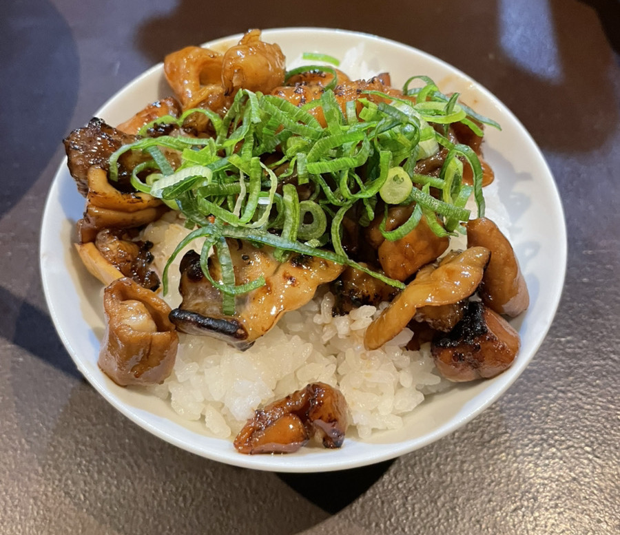 ミックスホルモン丼の小