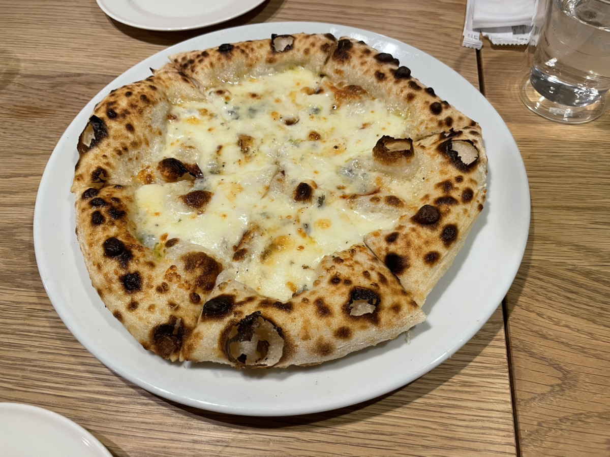 ジノビリ（GinoBili）半田市のディナーのピッツァ