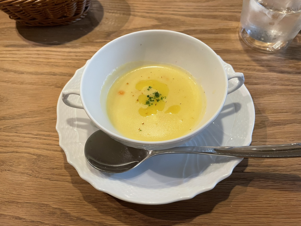 ジノビリ（GinoBili）半田市のディナーのスープ
